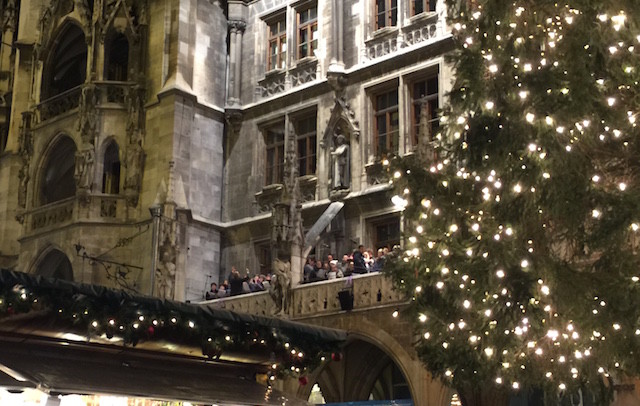 Carol singers, Munich Town Hall