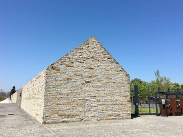 The kennel building next to Mont-Saint-Michel Information Centre 