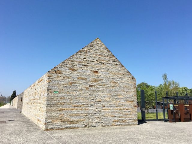 The kennel building next to Mont-Saint-Michel Information Centre