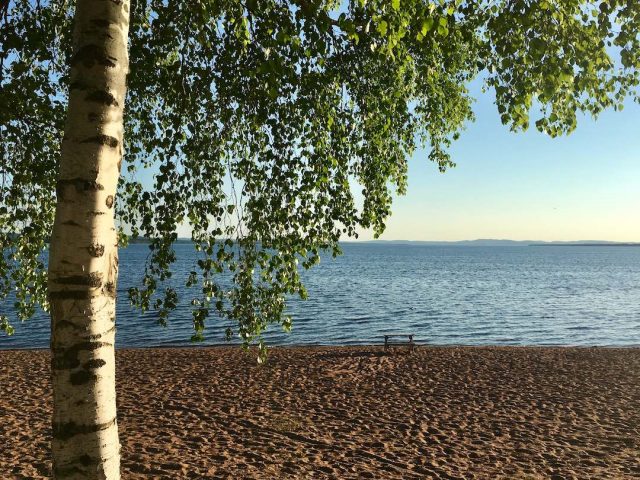 The beach at Rättvik at midsummer