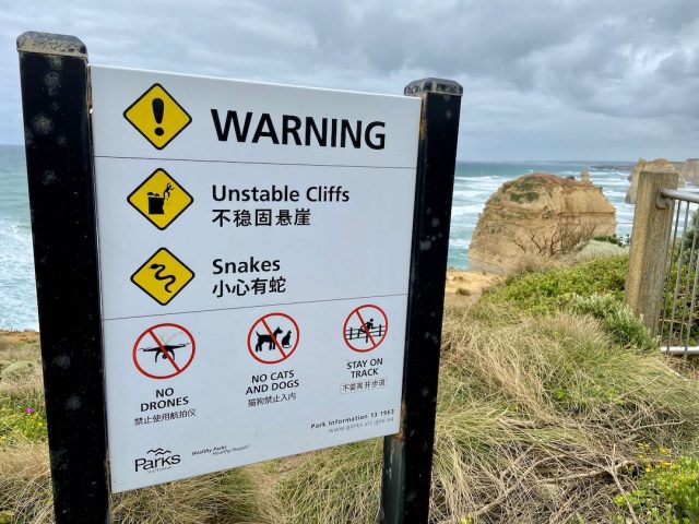 Sign prohibiting dogs and cats along Great Ocean Road