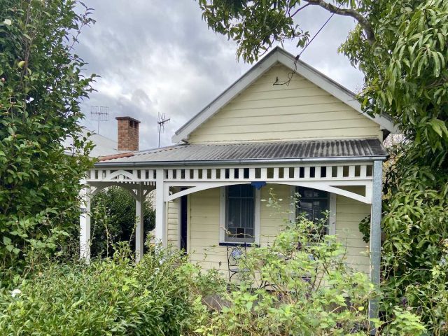 Bantam Cottage in dog-friendly Berry