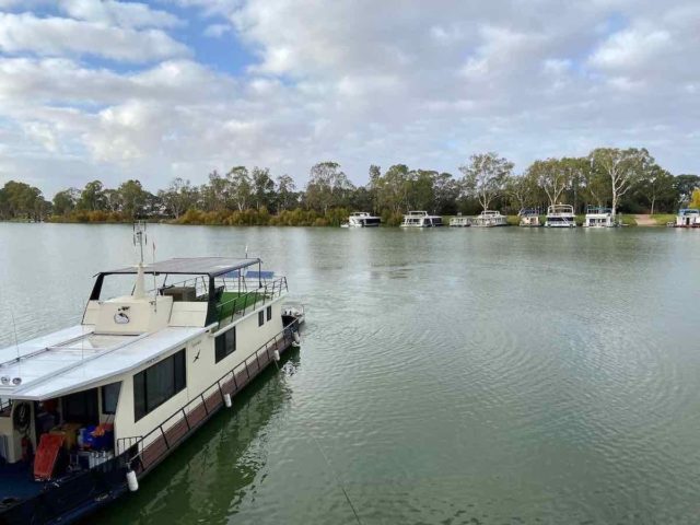 Houseboats at Berri