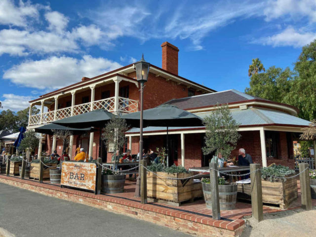 Henry's Bridge Hotel Echucua