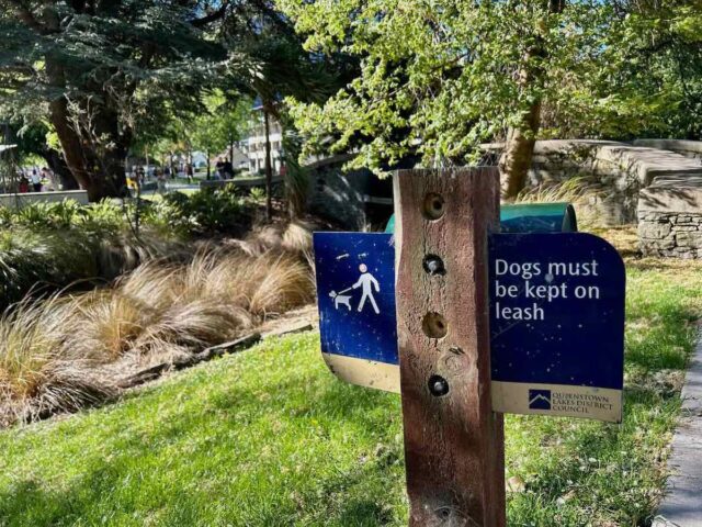 Queenstown Gardens Dogs Sign