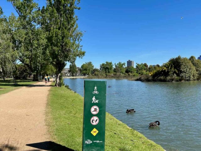 Albert Park Lake Loop Signs