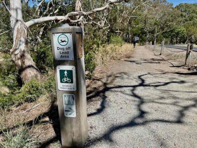 Off-Leash Sign Dights Falls Trail